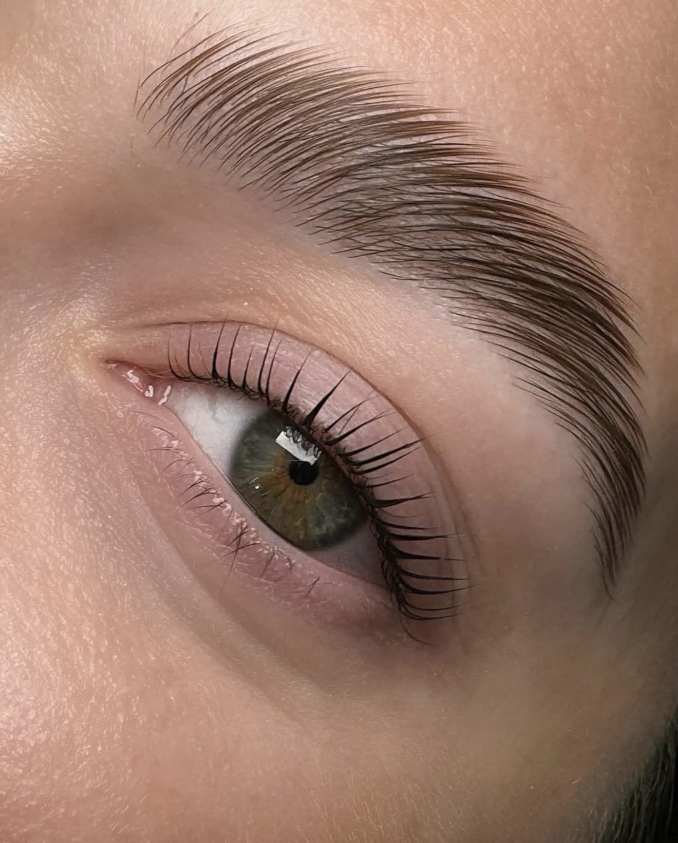 Rehaussement de cils et sourcils laminés - résultat naturel et précis