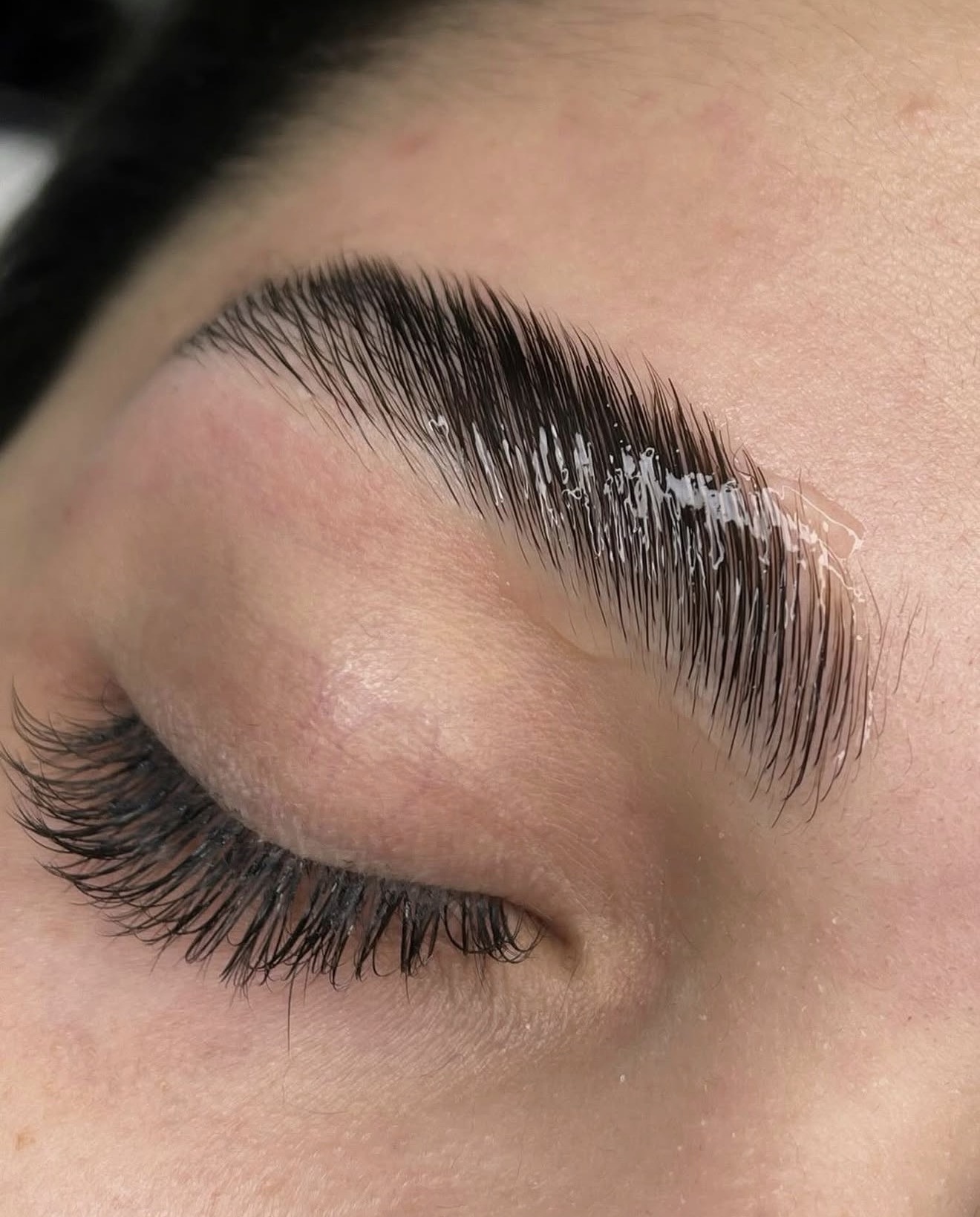 Brow lift - sourcils redessinés avec précision et brillance naturelle