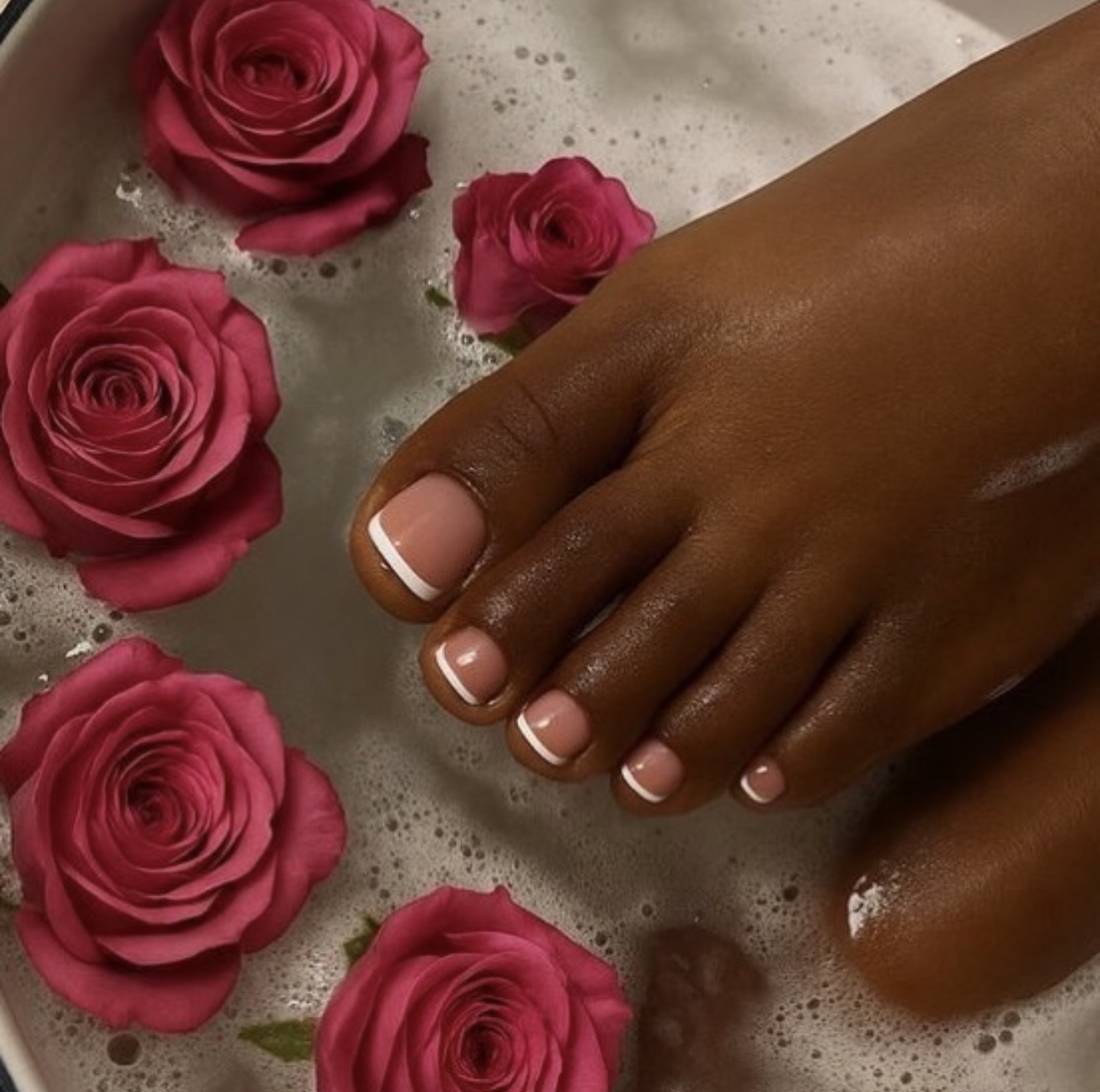 Pédicure french dans bain de roses - finition élégante et soignée